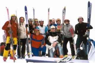  skiers posing 